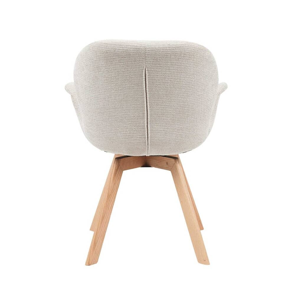 Modern upholstered armstoel met licht houten pootjes, Scandinavisch design, comfortabel en stijlvol, perfect voor woonkamer of zithoek.