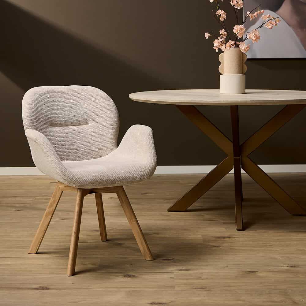 Elegant houten en stoffen lounge stoel van Mokana Meubelen, perfect voor een moderne en gezellige woonruimte met natuurlijke tinten.