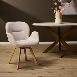 Elegant houten en stoffen lounge stoel van Mokana Meubelen, perfect voor een moderne en gezellige woonruimte met natuurlijke tinten.