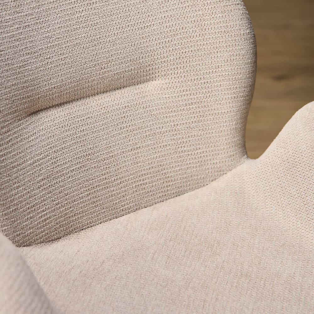 Zacht beige meubelstof bekleding van hoogwaardige kwaliteit, perfect voor op maat gemaakte meubels en unieke interieurontwerpen.