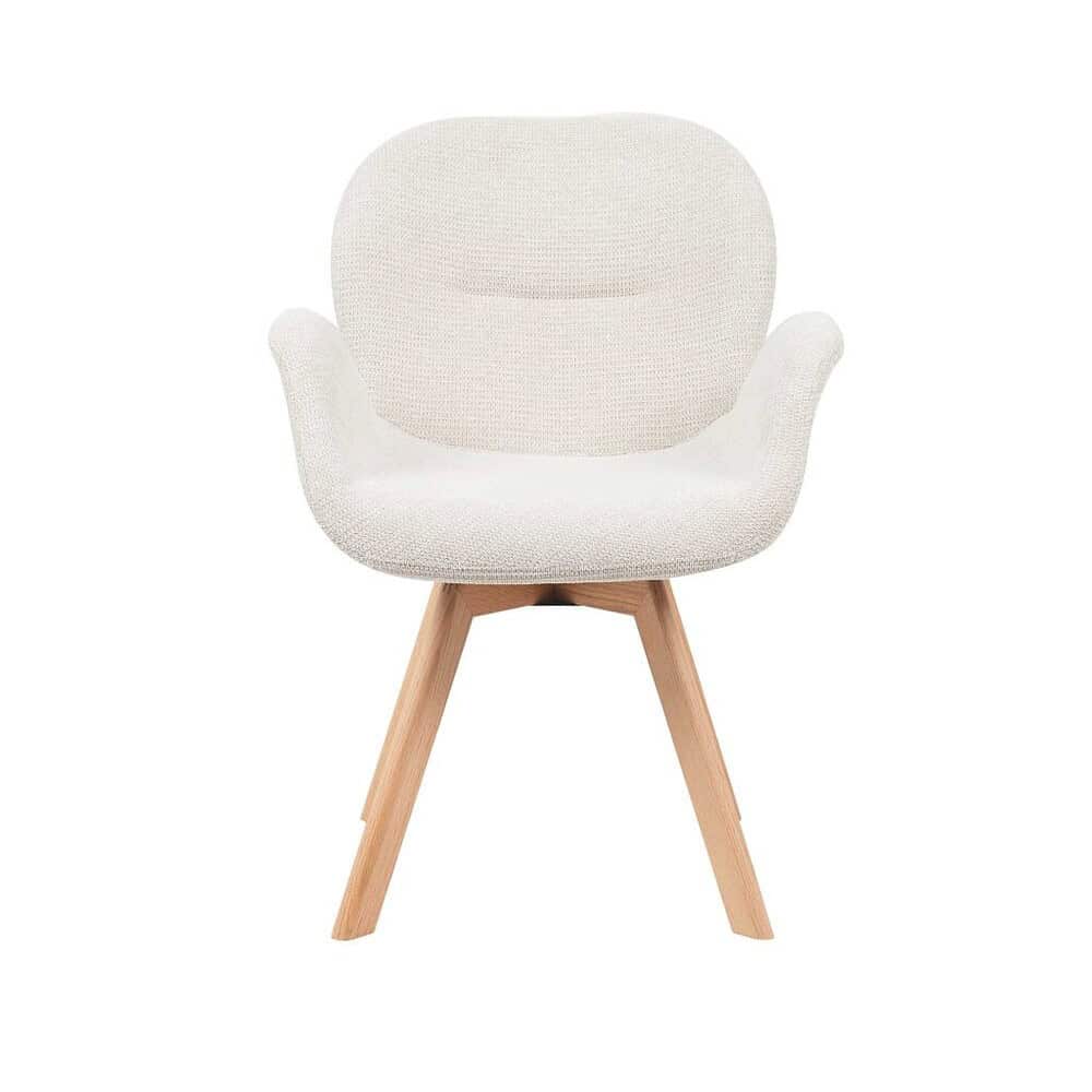 Elegant houten armstoel met comfortabele, crèmekleurige bekleding, perfect voor modern wonen en interieurdesign.