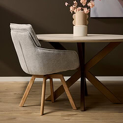 Minimalistische houten eetkamerstoel met zacht bekleedde rugleuning en armleuningen, gecombineerd met een modern rustiek tafel en stijlvolle decoratie in een warm interieur.