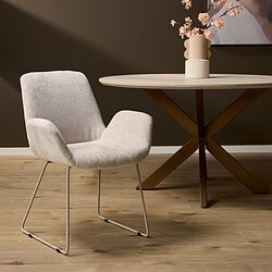 Zachte gestoffeerde houten eetkamerstoel met moderne slanke metalen poten, perfect voor een stijlvolle en gezellige woonkamer of eetkamer.