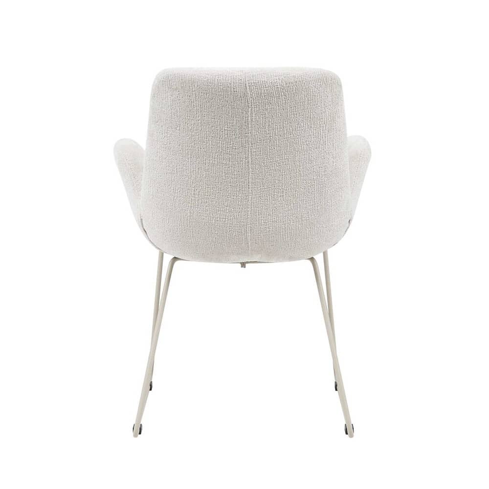 Modern gestoffeerde fauteuil met witte bekleding en slanke metalen poten, perfect voor eigentijdse interieurs en comfortabel loungen.