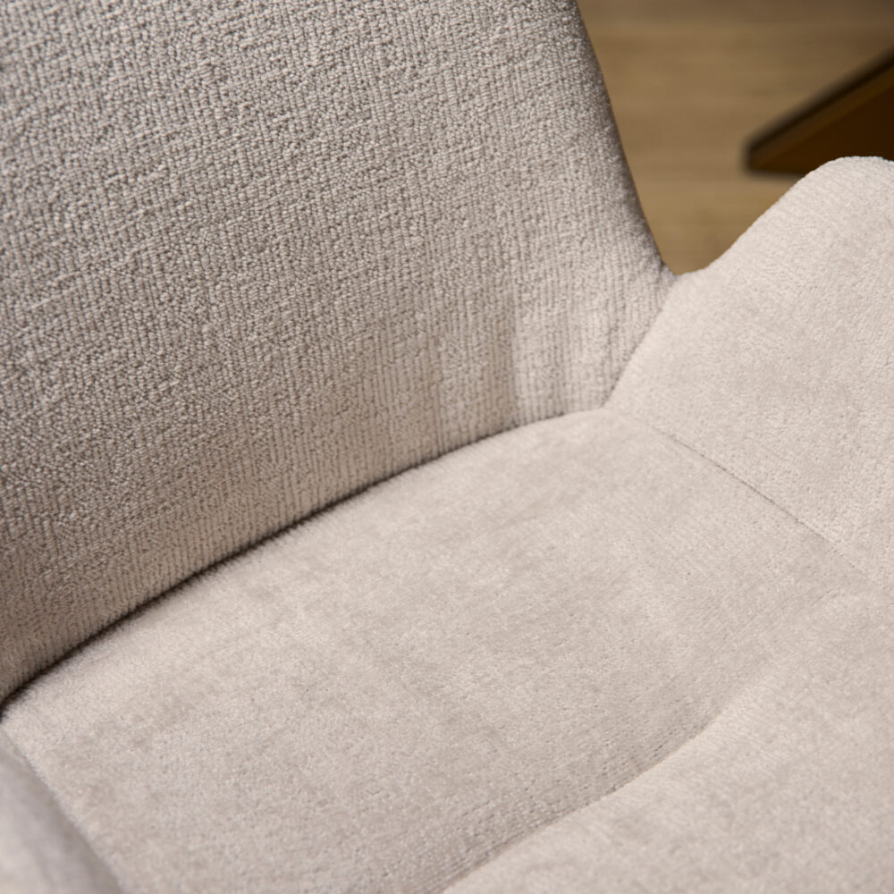 Luxe stoffen stoffering op meubels van Mokana Meubelen, uitgevoerd in hoge kwaliteit en comfortabele textuur. Perfect voor een stijlvolle en uitnodigende woonkamerstijl.