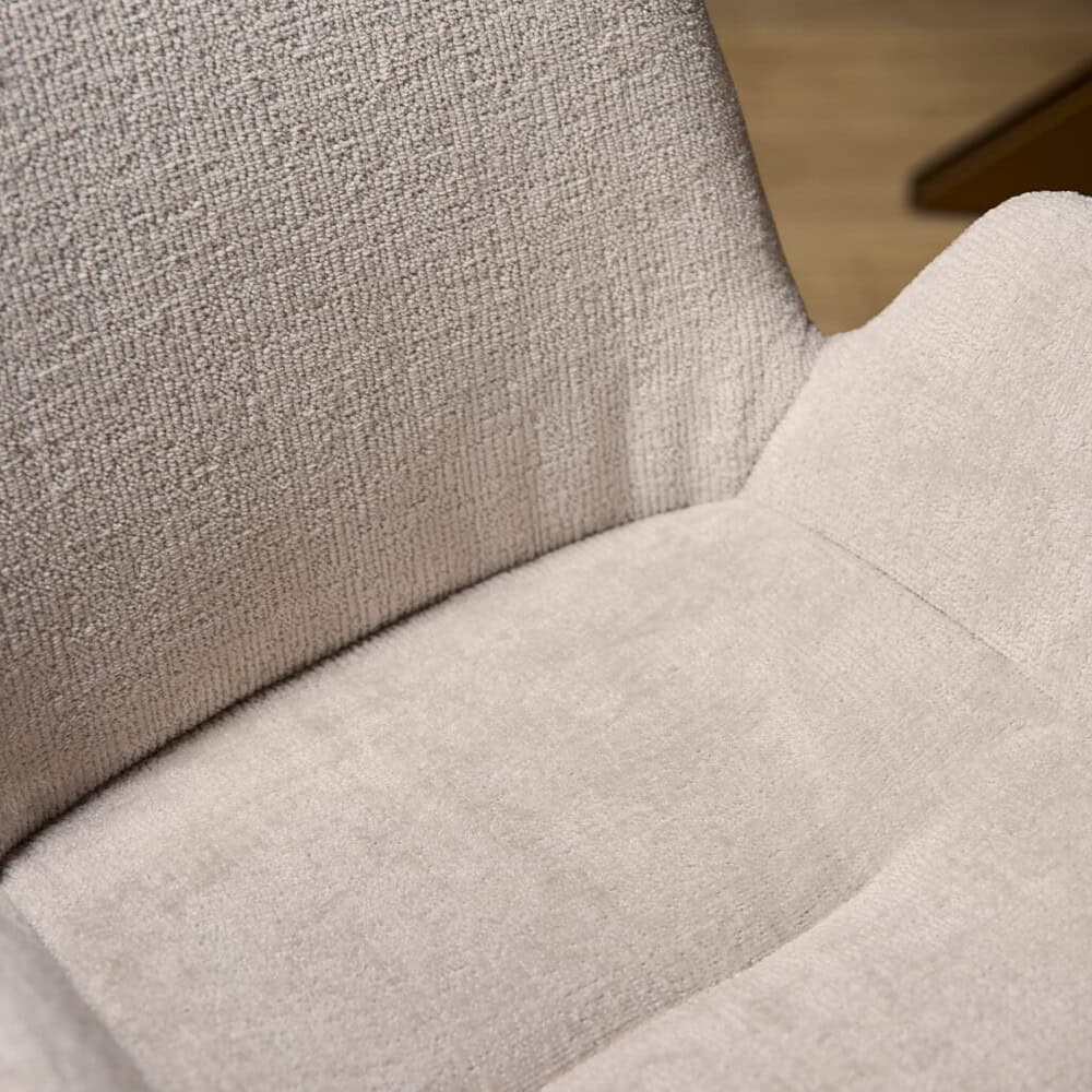 Comfortabele stoffen bank met moderne uitstraling, perfect voor woonkamer en interieur, design meubelen van Mokana Meubelen.