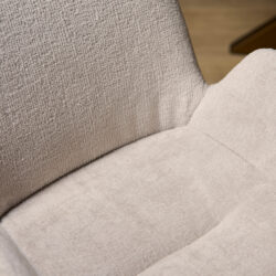 Luxe stoffen stoffering op meubels van Mokana Meubelen, uitgevoerd in hoge kwaliteit en comfortabele textuur. Perfect voor een stijlvolle en uitnodigende woonkamerstijl.