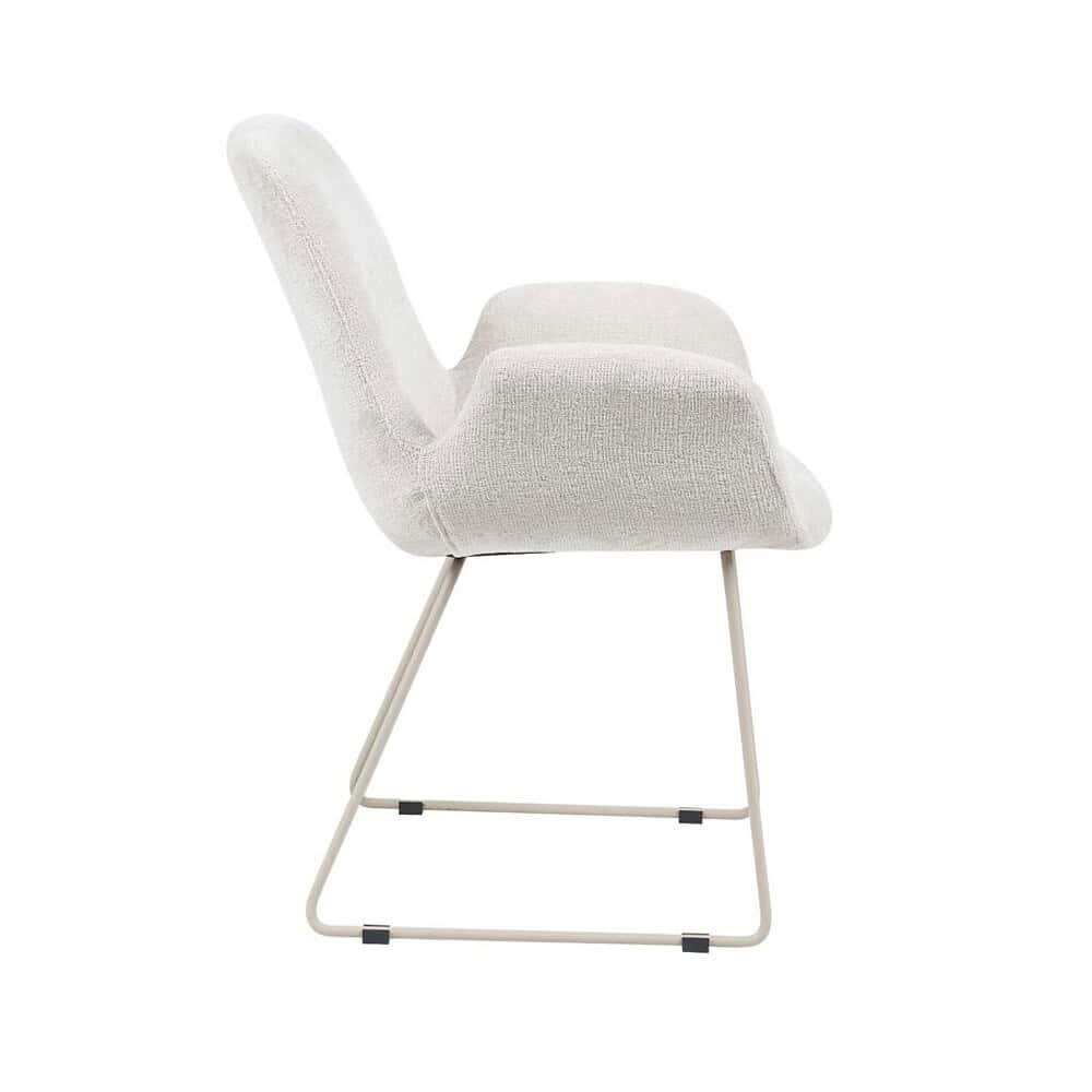 Modern witte lounge stoel met zachte bekleding en slank metalen onderstel, perfect voor comfortabele en stijlvolle interieurverlichting.