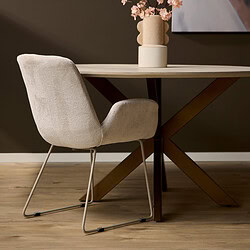 Elegante, beige stoffen eetkamerstoel met metalen sledeframe, perfect voor stijlvolle interieurdecoratie en comfortabel zitten bij de eettafel.