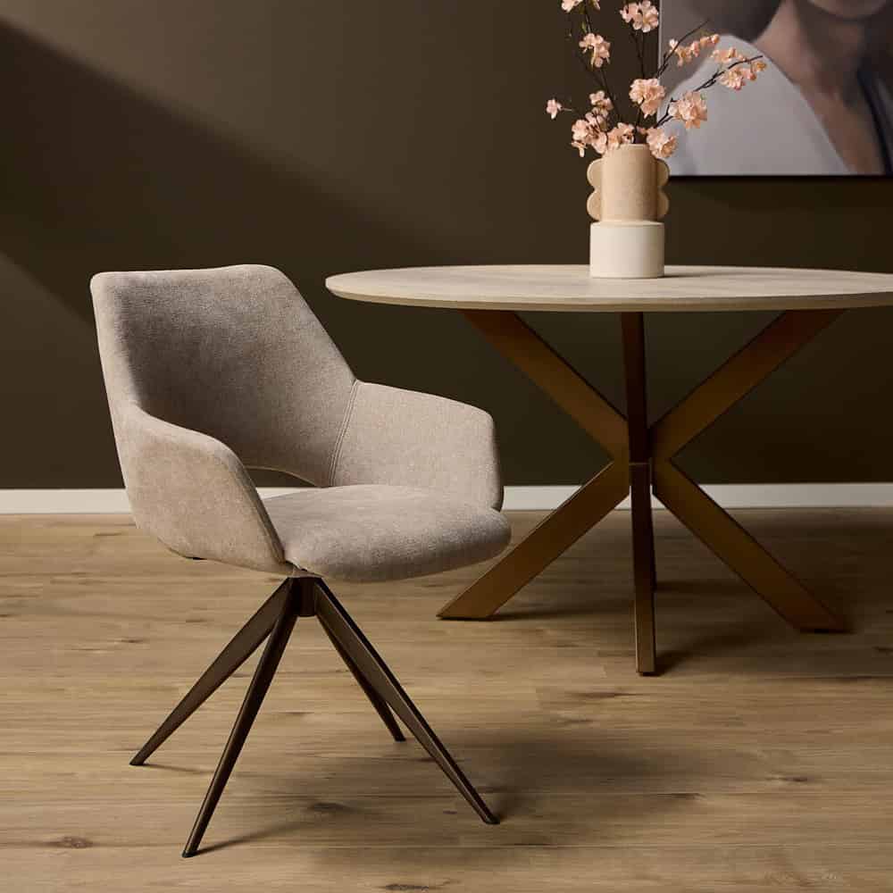 Elegante beige stoffen eetkamerstoel met houten poten, perfect voor modern interieur.