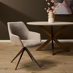 Elegante beige stoffen eetkamerstoel met houten poten, perfect voor modern interieur.