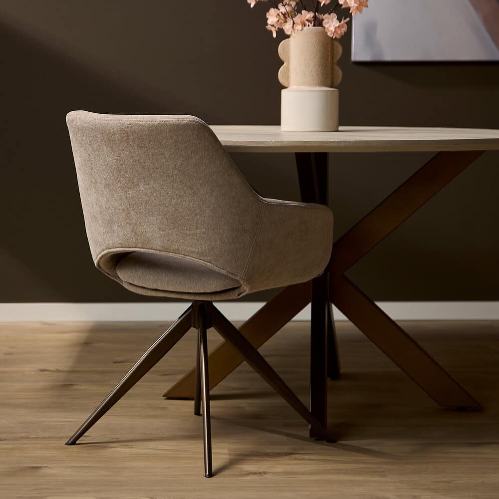 Moderne eetkamerstoel met zachte bekleding en houten poten, onderdeel van Mokana Meubelen collectie voor stijlvolle eetkamers.