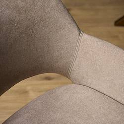 Luxueus fauteuil met zachte, beige stoffen bekleding en soepel vormgegeven armleuningen, perfect voor een elegante en comfortgerichte inrichting.