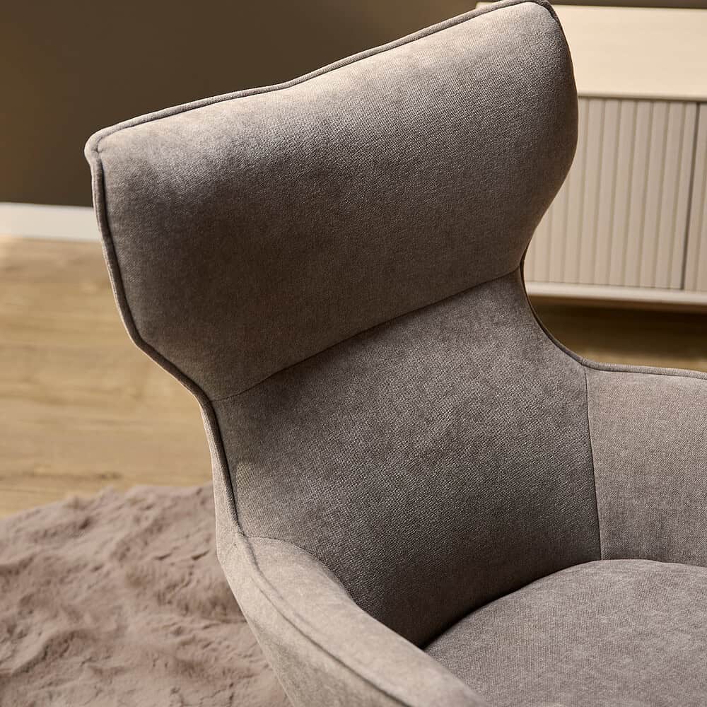 Luxe stoffen fauteuil van Mokana Meubelen met professioneel vakmanschap, comfortabele rugleuning en moderne uitstraling. Perfect voor een stijlvolle woonkamer.