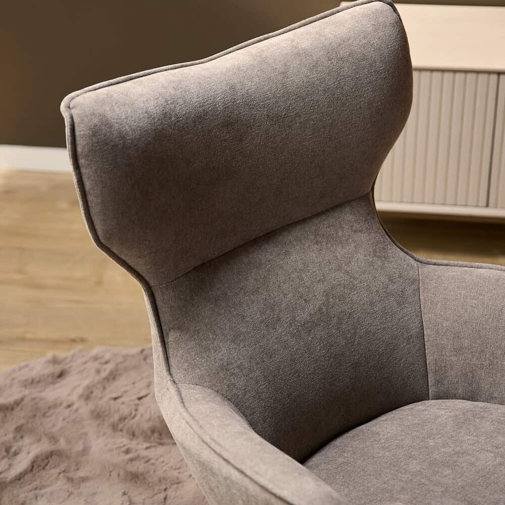 UItzicht op een luxe, modern grijs stoffen fauteuil met hoge rugleuning, perfect voor stijlvolle en comfortabele interieurdecoratie.