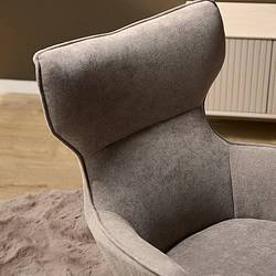 Luxe stoffen fauteuil van Mokana Meubelen met professioneel vakmanschap, comfortabele rugleuning en moderne uitstraling. Perfect voor een stijlvolle woonkamer.