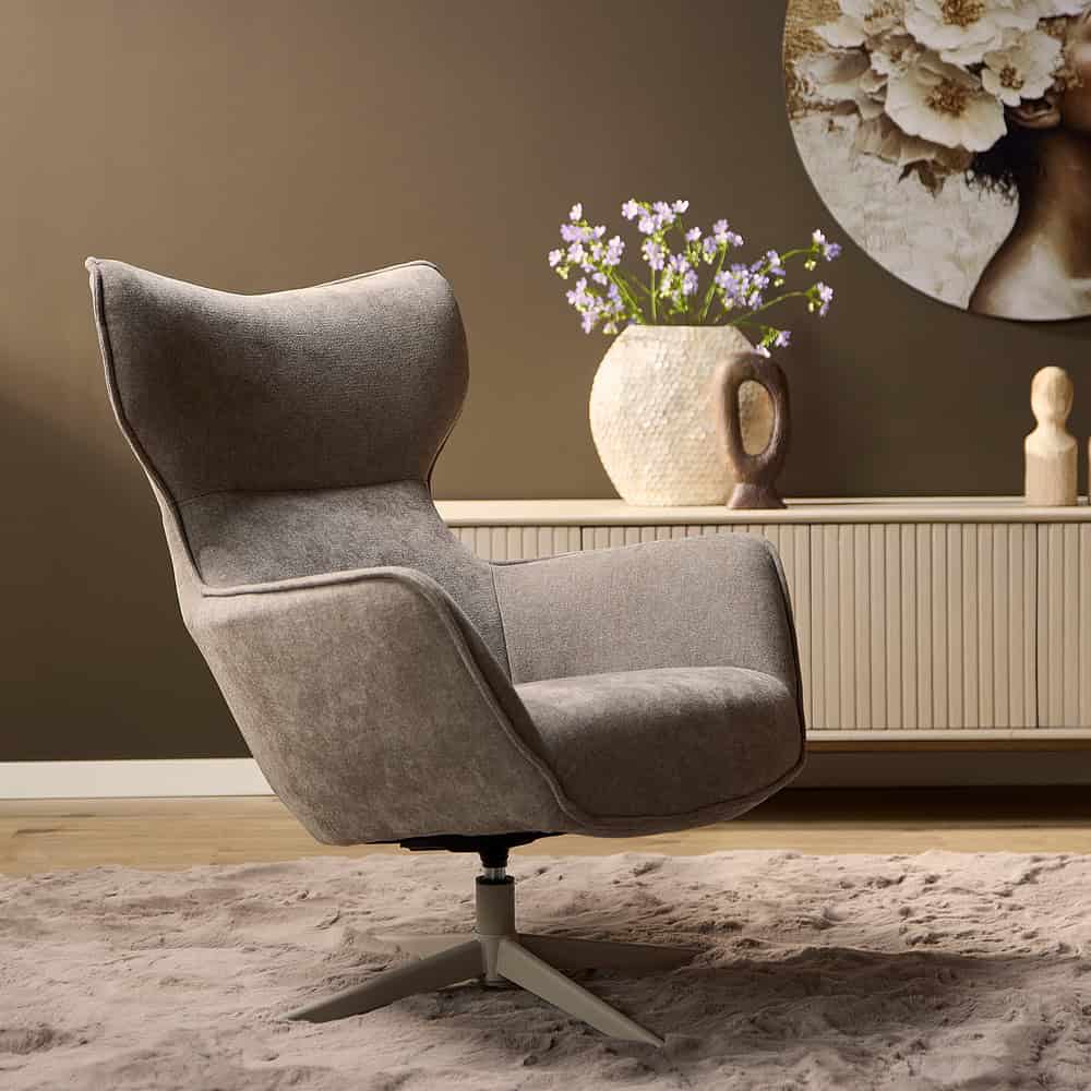 Luxueuze grey lounge fauteuil met ergonomisch design en hoogwaardige stoffering, perfect voor elegante woonkamers en thuiskantoren.