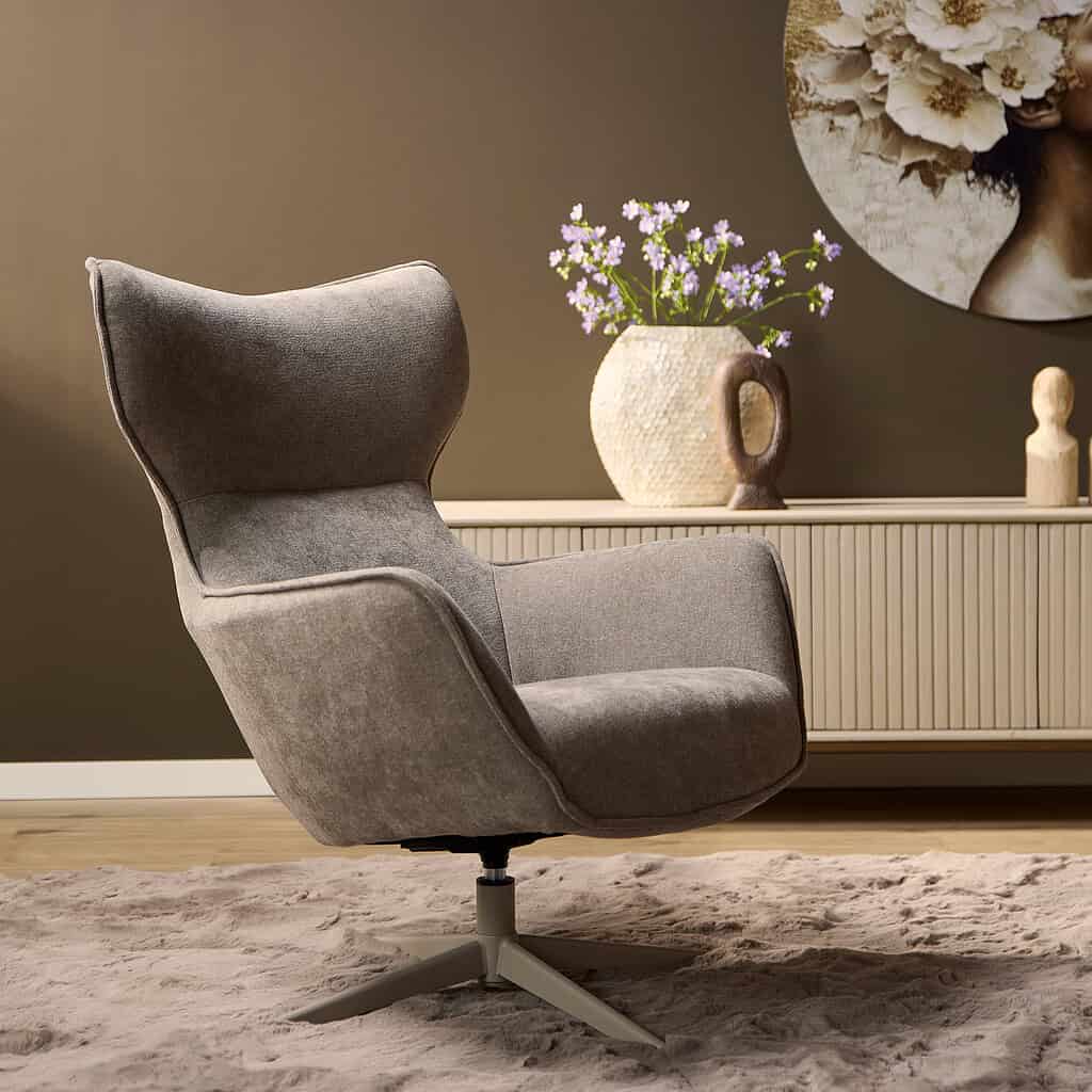 Luxueuze grey lounge fauteuil met ergonomisch design en hoogwaardige stoffering, perfect voor elegante woonkamers en thuiskantoren.