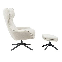 Rustieke comfortabele fauteuil met bijpassende voetenbank, perfect voor woonkamer of lounge, bekleed met luxe stoffen, moderne zwarte onderkant, elegant design door Mokana Meubelen.