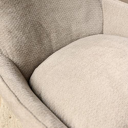 Zacht beige stoffen fauteuil met een comfortabele zitting en rugleuning, perfect voor een luxe en gezellige woonruimte.
