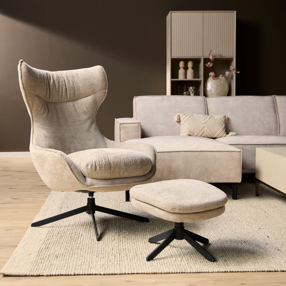 Minimalistische beige relaxfauteuil met bijpassende voetenbank, modern woonkamer inrichting, comfortabele lounge fauteuil met Scandinavisch design, Mokana Meubelen Nederlands meubelmerk.