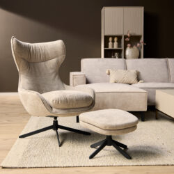 Minimalistische beige relaxfauteuil met bijpassende voetenbank, modern woonkamer inrichting, comfortabele lounge fauteuil met Scandinavisch design, Mokana Meubelen Nederlands meubelmerk.