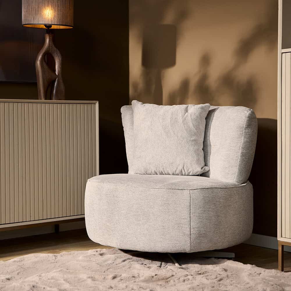 Luxe zachte fauteuil van Mokana meubelen in een moderne woonkamer met comfortabele uitstraling, perfect voor een stijlvolle en gezellige zithoek.