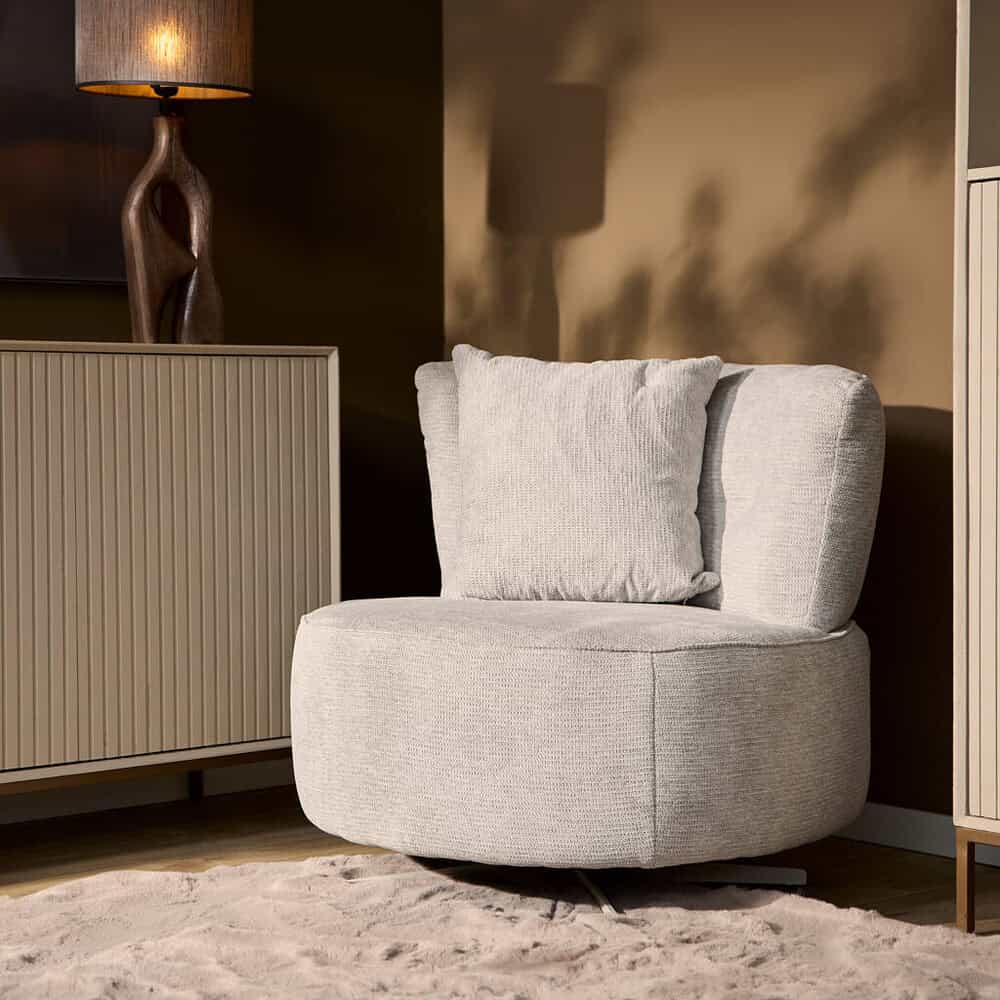 Lage resoluut Valencia fauteuil in zachte lichtgrijze stoffen bekleding met comfortabele kussens en moderne uitstraling, perfect voor een stijlvolle woonruimte.