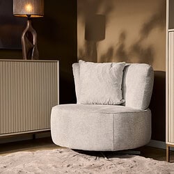 Lage resoluut Valencia fauteuil in zachte lichtgrijze stoffen bekleding met comfortabele kussens en moderne uitstraling, perfect voor een stijlvolle woonruimte.