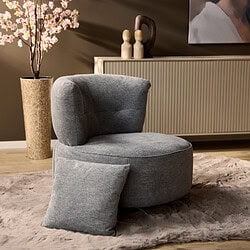 Knusse, moderne fauteuil met zachte grijze bekleding en comfortabele kussen, perfect voor een stijlvolle zithoek in diverse interieurstijlen.