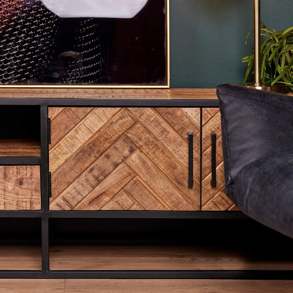 Hoekkast met rustiek houten deurpanelen en zwart metalen frame, modern design, ideale opbergoplossing voor woonkamer of slaapkamer.