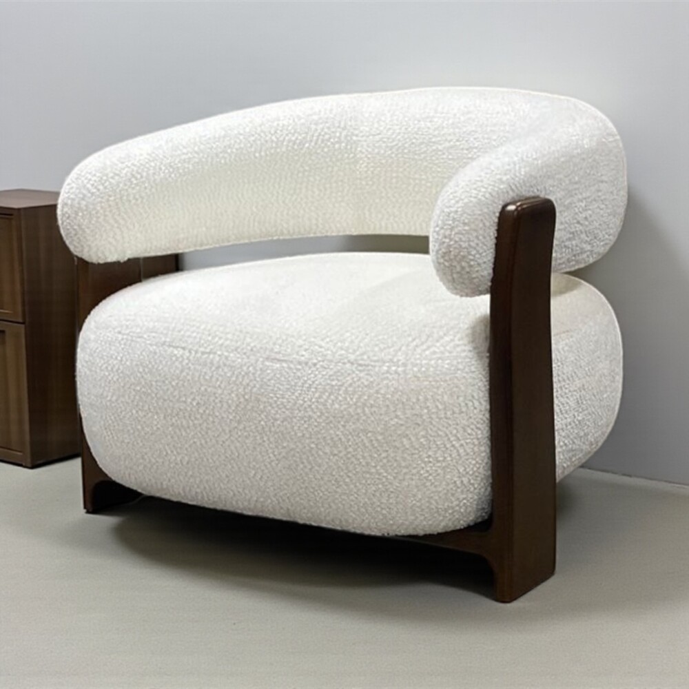 Fauteuil Bocks – Be Lovely in Notenhout en Bouclé Wit Ontdek de perfecte balans tussen elegantie, comfort en design met de Fauteuil Bocks – Be Lovely. Deze stijlvolle fauteuil straalt rust en luxe uit dankzij de combinatie van een massief notenhouten frame en een rijke bouclé bekleding in zacht wit. De afgeronde vormen en royale zitting nodigen uit tot ultiem ontspannen, terwijl het tijdloze ontwerp moeiteloos aansluit bij moderne én klassieke interieurs.