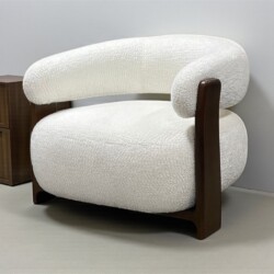Fauteuil Bocks – Be Lovely in Notenhout en Bouclé Wit Ontdek de perfecte balans tussen elegantie, comfort en design met de Fauteuil Bocks – Be Lovely. Deze stijlvolle fauteuil straalt rust en luxe uit dankzij de combinatie van een massief notenhouten frame en een rijke bouclé bekleding in zacht wit. De afgeronde vormen en royale zitting nodigen uit tot ultiem ontspannen, terwijl het tijdloze ontwerp moeiteloos aansluit bij moderne én klassieke interieurs.