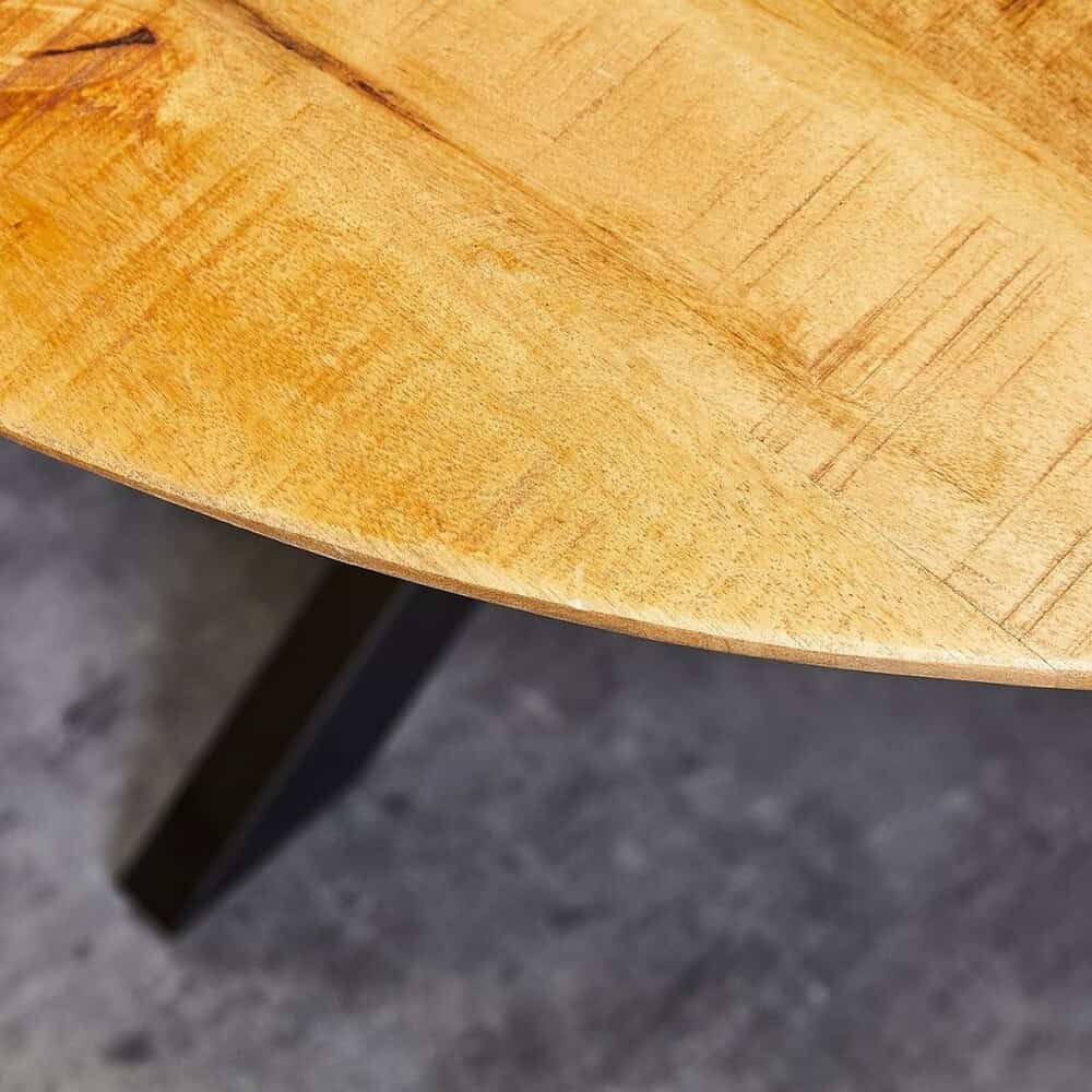 Natuurlijke houten tafelblad met warme afwerking, detail van het visgraat patroon en strakke houten rand, ideaal voor modern en landelijk interieur.