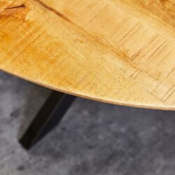 Natuurlijke houten tafelblad met warme afwerking, detail van het visgraat patroon en strakke houten rand, ideaal voor modern en landelijk interieur.