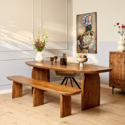 Uniek houten eetkamertafel met bijpassende bank en moderne stoel in een gezellig interieur. Perfect voor elegante en natuurlijke woninginrichting, gemaakt van hoogwaardig massief hout.