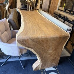 Boomstamtafel waterval suarhout met doorlopend blad van Mokana Meubelen