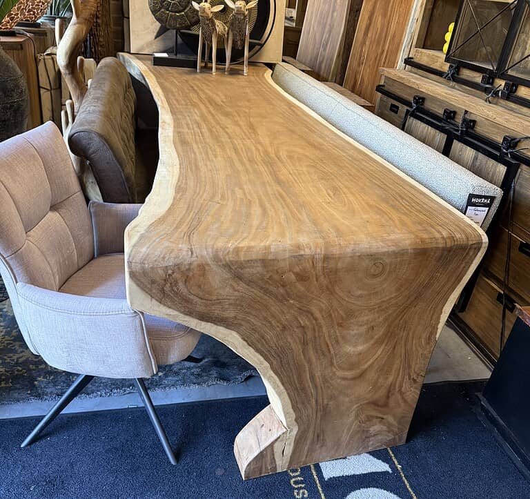 Boomstamtafel waterval suarhout met doorlopend blad van Mokana Meubelen
