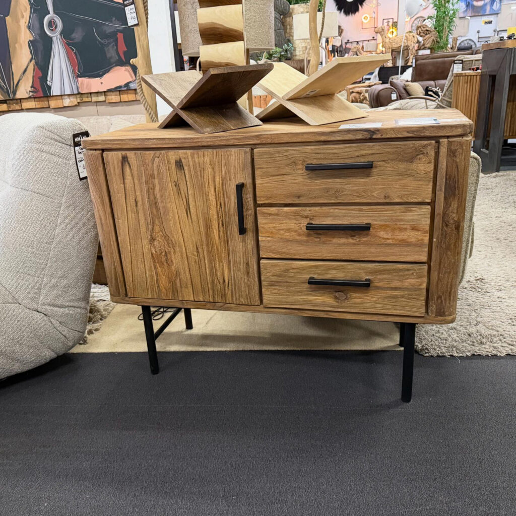 Dressoir Somo 110cm breed van massief teakhout met robuuste geborstelde uitstraling.