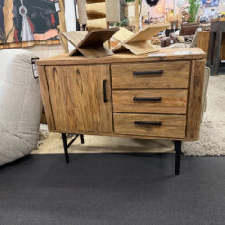Dressoir Somo 110cm breed van massief teakhout met robuuste geborstelde uitstraling.