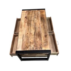 Vintage houten salontafel met zwart metalen frame, ambachtelijke meubelstijl, duurzame houtafwerking, uniek design voor woonkamer of kantoor.