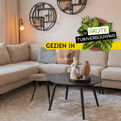 Moderne Mokaane meubelen in een gezellige woonkamer met houten wanddecoratie en zachte stoffen kussens, perfect voor een stijlvolle tuinverbouwing.