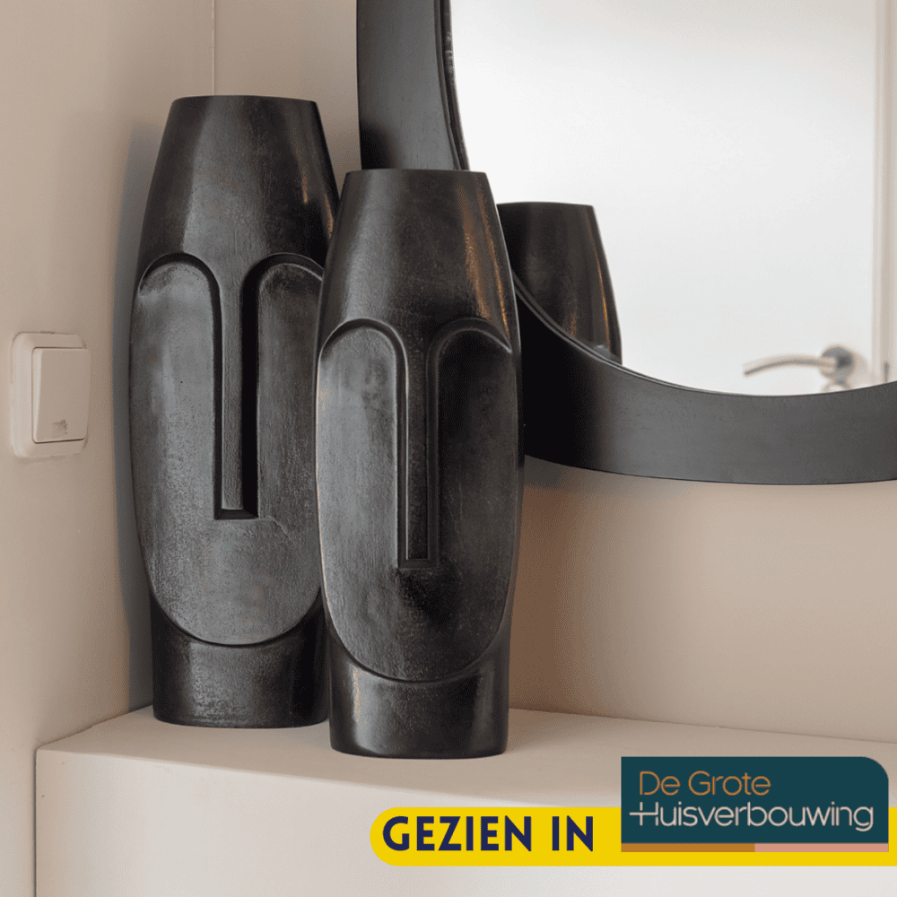 Vaasencollectie in donker metal, modern en artistiek design, perfect voor duurzame meubelinterieurs en woningdecoratie.