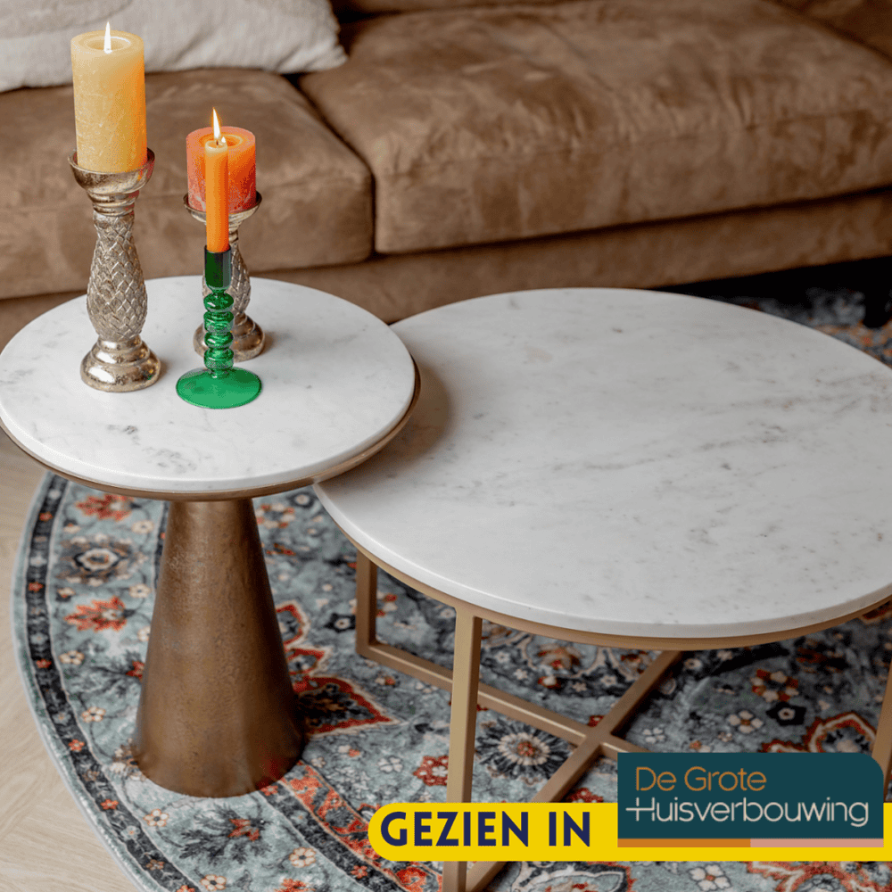 Elegant marmeren bijzettafels met gouden onderstellen, perfect voor modern en klassiek interieur, gecombineerd met duurzame houten meubelen, een stijlvolle toevoeging aan elke woonkamer, door Mokana Meubelen.