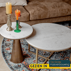 Elegant marmeren bijzettafels met gouden onderstellen, perfect voor modern en klassiek interieur, gecombineerd met duurzame houten meubelen, een stijlvolle toevoeging aan elke woonkamer, door Mokana Meubelen.
