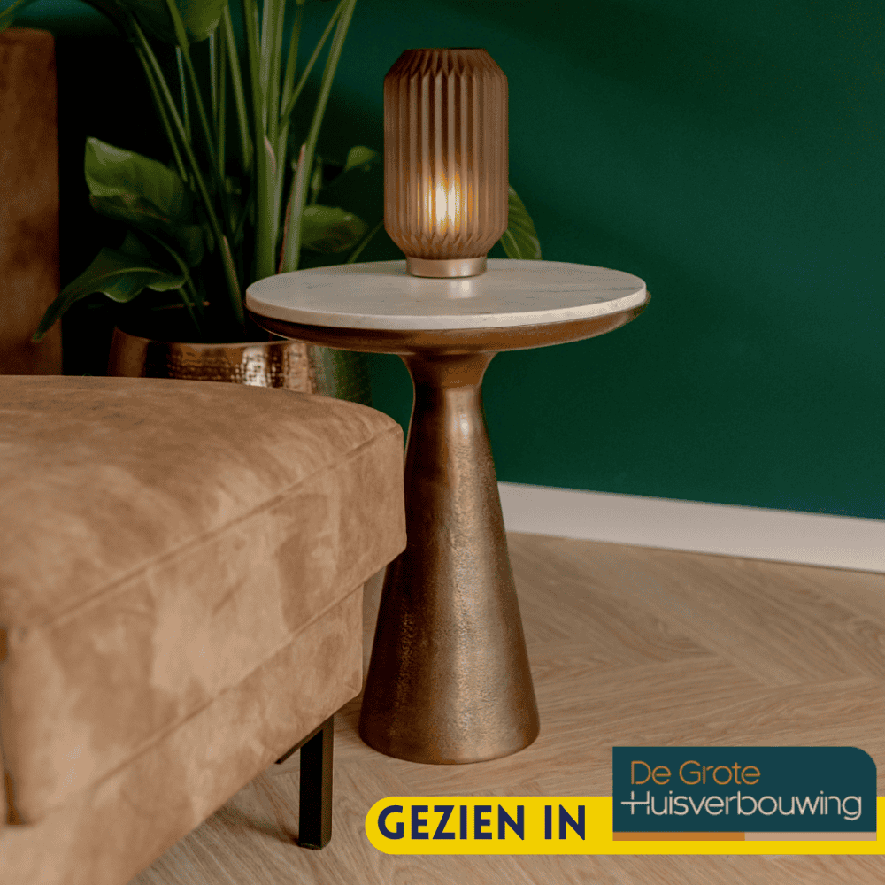 Elegant moderne bijzettafel met marmeren blad en gouden voet, perfect voor stijlvolle woonkamers en interieurdecoratie.
