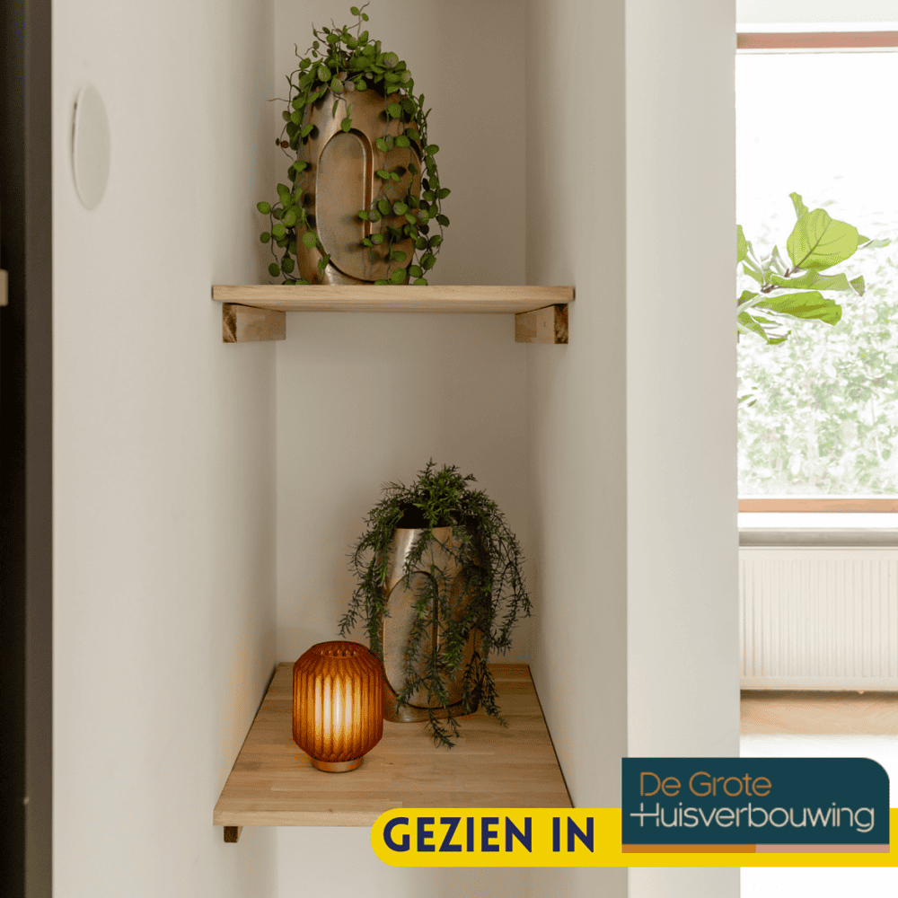 Houten wandplank met decoratieve vazen en planten, modern en rustgevend interieuraccessoire, populair bij Mokana Meubelen voor stijlvolle woninginrichting.