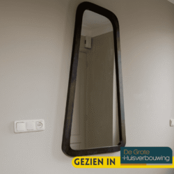 Elegante ronde spiegel met zwarte houten frame, ideaal voor inrichting woonkamer of slaapkamer, hoogwaardige afwerking en stevig ophangsysteem, passend bij moderne en landelijke meubelstijlen.