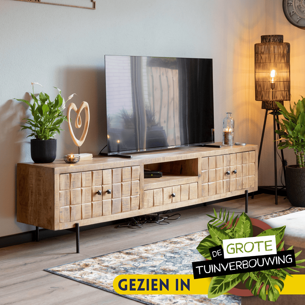 Modern houten TV-meubel met uniek design en opbergruimte, perfect voor een sfeervolle woonkamer. Gemaakt door Mokana Meubelen, handgemaakt en van hoogwaardig hout voor een warme, natuurlijke uitstraling.