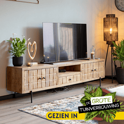 Modern houten TV-meubel met uniek design en opbergruimte, perfect voor een sfeervolle woonkamer. Gemaakt door Mokana Meubelen, handgemaakt en van hoogwaardig hout voor een warme, natuurlijke uitstraling.